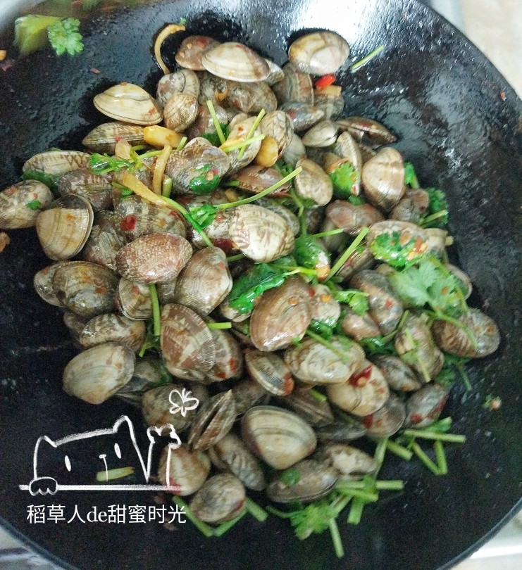 辣炒花蛤,加入香菜,改小火。