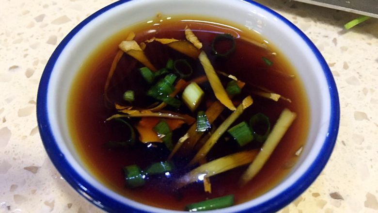 白灼淡菜,少许米醋、姜葱调汁;