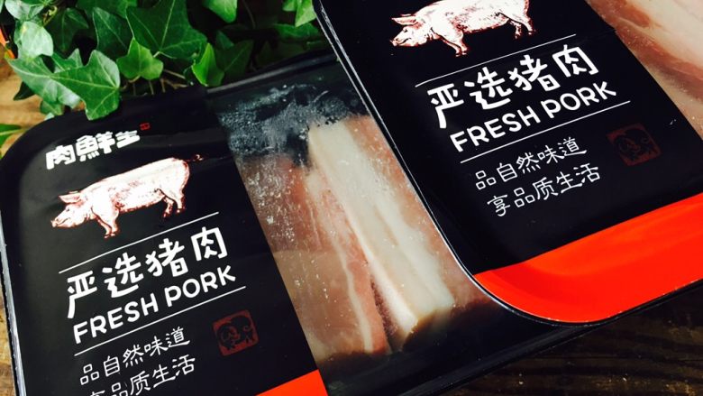 小鲍鱼目鱼红烧肉,今天永辉小超市开张,买了两盒。拆开冲一下。