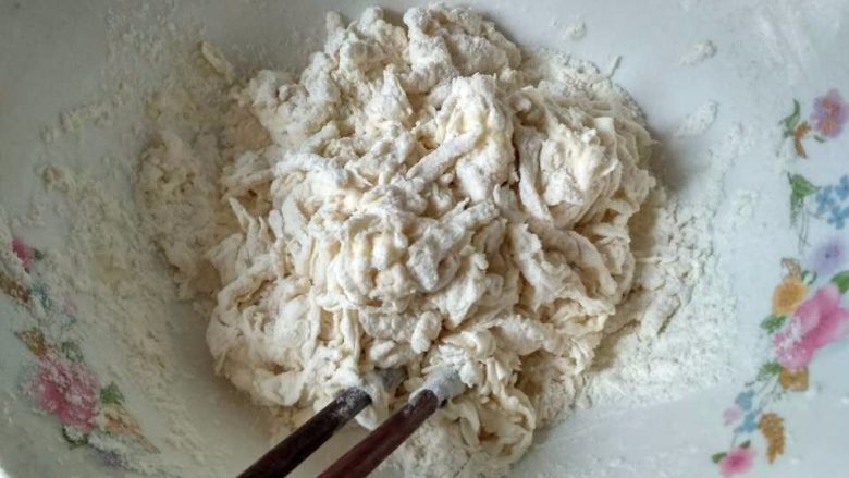 单饼版鸡蛋饼-菜煎饼,搅成面絮状
太干再陆陆续续的加水,少量多次,不可以一次加太多