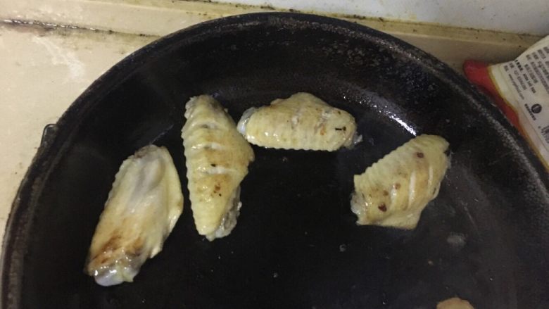 红烧鸡翅,捞起备用。热锅放油烧热放<a style='color:red;display:inline-block;' href='/shicai/ 96'>鸡翅</a>，炸至金黄，再捞起备用