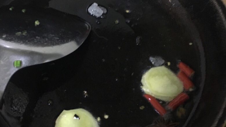红烧鸡翅,热锅放油，放入辅料