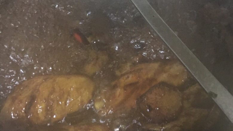 红烧鸡翅,放入鸡翅，水，<a style='color:red;display:inline-block;' href='/shicai/ 718'>料酒</a>，生抽，老抽，大火煮至浓稠。