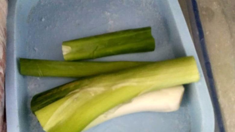 单饼版鸡蛋饼-菜煎饼,把葱放到冰箱冷冻层,最后再处理
(切葱的过程容易流眼泪,放冰箱冻一会再拿出来一点辣气也没有了,时间不可以太久,否则就冻坏了,这个方法同样适合洋葱