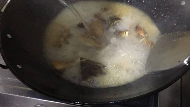 鱼炖白菜,煎至两面金黄就下热开水,没过鱼