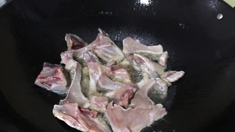 鱼炖白菜,热锅下油,煎鱼