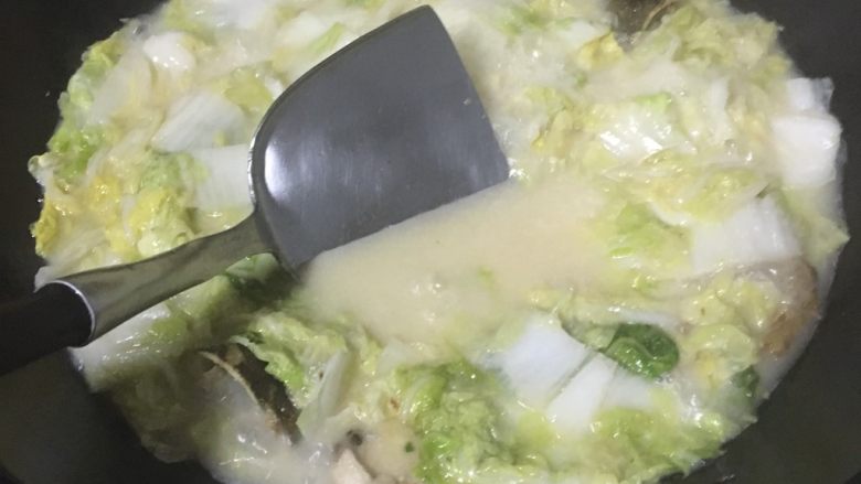 鱼炖白菜,煮好白菜变软,汤浓白就下盐,胡椒粉调味,就可以了