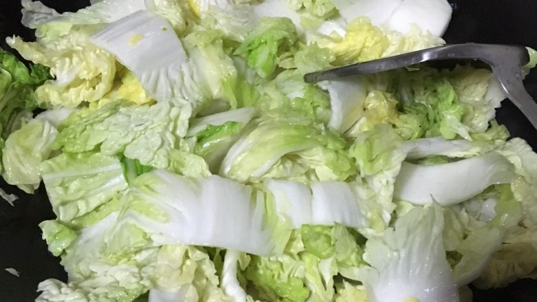 鱼炖白菜,热锅下油,先炒白菜,白菜下盐炒出水就可以盛起来备用