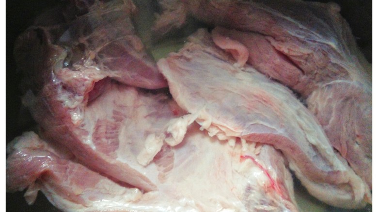 啤酒烧肉,大肉清洗、净水侵泡20分钟。