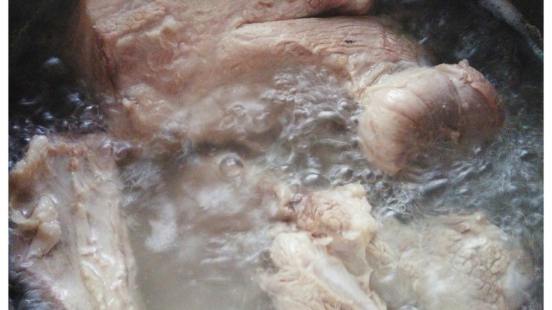 啤酒烧肉,大肉切大块入沸水烹煮几分钟捞出放凉。