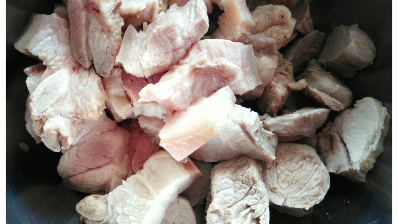 啤酒烧肉,放凉的大肉切成厚1.5厘米无规则小块。