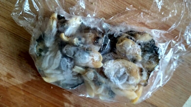 单饼版鸡蛋饼-菜煎饼,把蛤蜊肉拿出来用保鲜膜包上,微波炉化冻
(如果时间充裕,放到冰箱恒温层化冻)
(想吃清淡的,蛤蜊就不要放了)