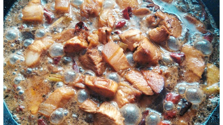啤酒烧肉,辣片变色(辣片不能焦糊),即可给锅里倒入一听啤酒,随后把盘里备好的肉块全部倒入锅里,再加入一听啤酒轻搅,让啤酒没过大肉。盖锅小火慢炖。
