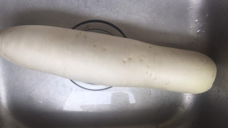 清爽不油腻的猪膀汤,猪膀,白萝卜已经备用,猪膀一般买的时候就可以让肉老板帮忙剁好