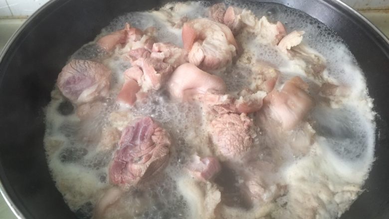 清爽不油腻的猪膀汤,锅中烧开水,把猪膀块除水