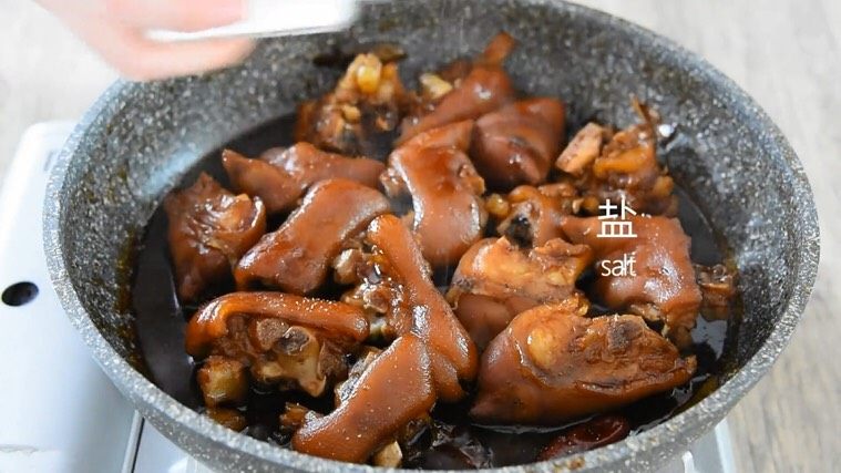 照着这个方子做,新手也能做出大厨的美味!,撒入少许盐,炒匀收汁盛出