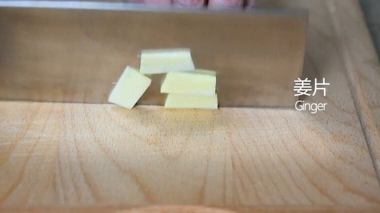 照着这个方子做,新手也能做出大厨的美味!,葱切花、姜切片备用
