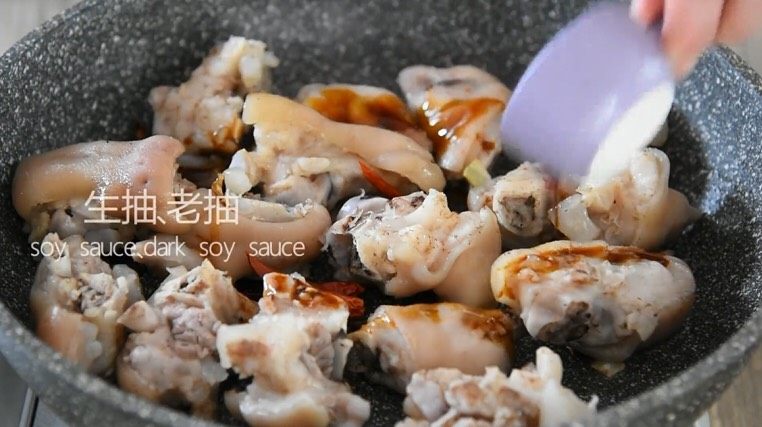照着这个方子做,新手也能做出大厨的美味!,倒入干辣椒、1勺生抽、1勺老抽、1茶匙糖,炒匀