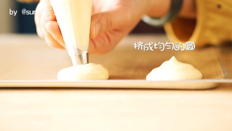 自制巧克力派,装入裱花袋,在烤盘上挤成大小一致的圆