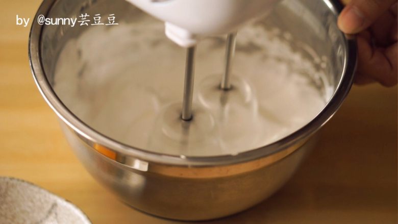 自制巧克力派,打发蛋白,分次加入白砂糖,蛋白打到硬性发泡