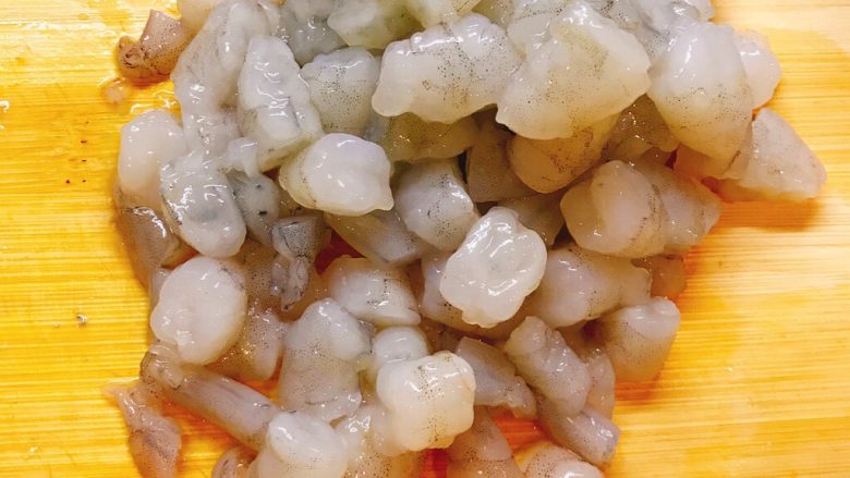 白菜香菇虾仁饺子,将解冻的虾仁切块,大小适量,以保证每一个饺子里都是虾仁