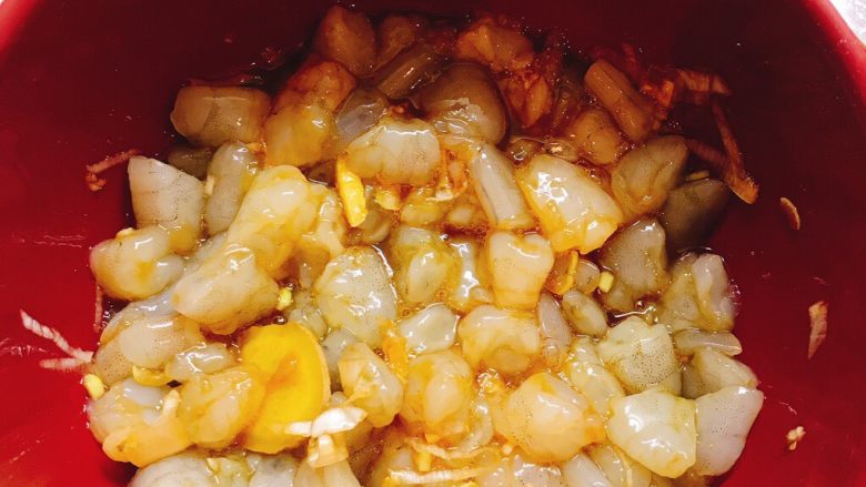 白菜香菇虾仁饺子,加入<a style='color:red;display:inline-block;' href='/shicai/ 718'>料酒</a>,酱油,葱花和姜片腌制虾仁。包好保鲜膜,放入冰箱做准备
