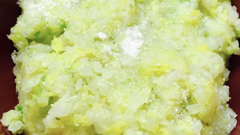 白菜香菇虾仁饺子,将白菜切碎,一定要切小末。加入一些盐,可以帮助白菜下水,并将水挤出