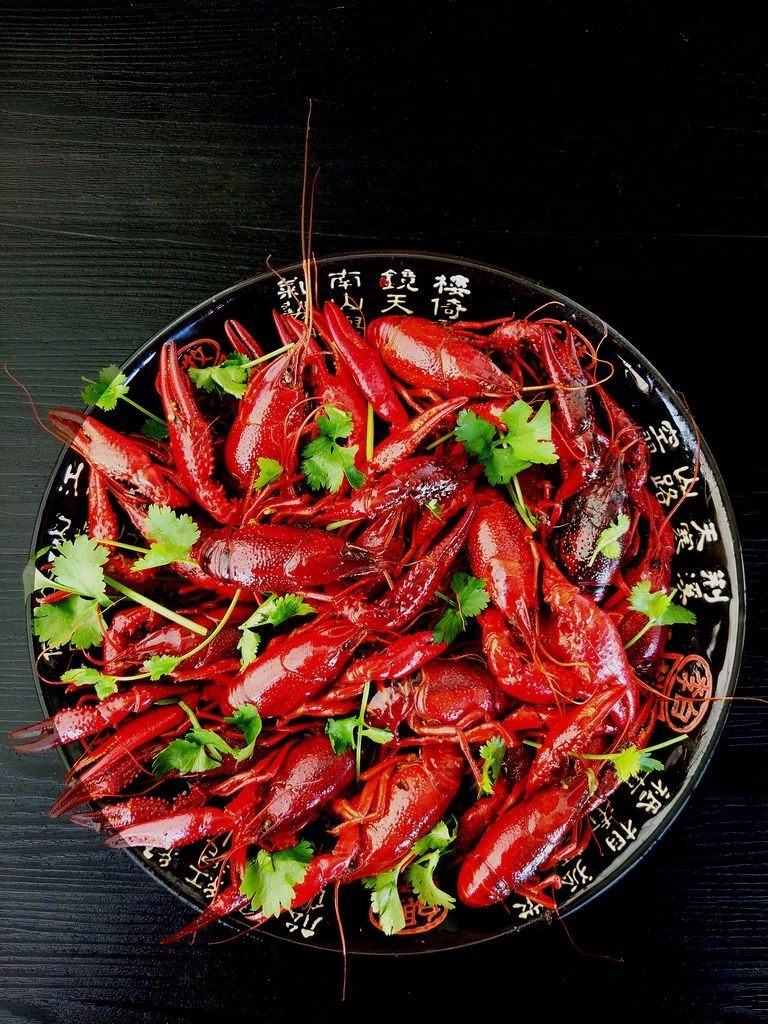 麻辣啤酒小龙虾,活的,张牙舞爪,从尾部抽出肠子这么不人道,必须不敢做啊。做熟了剥皮吃肉的时候,将肉一撕开就能去除肠子了,不用生的时候特意处理。