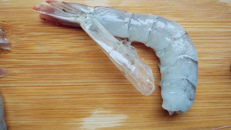 奶酪蝴蝶虾饭团,再从最后一节腹部剥开,留下尾部的壳做造型