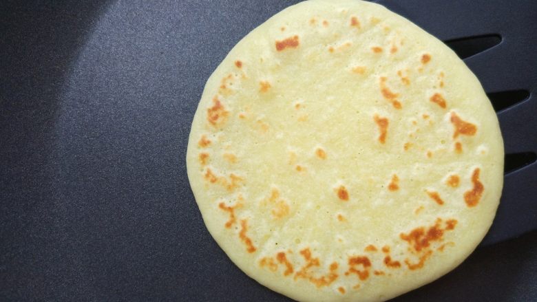 小狐狸香蕉松饼,待面糊表面小火烙至出现小气泡,翻面