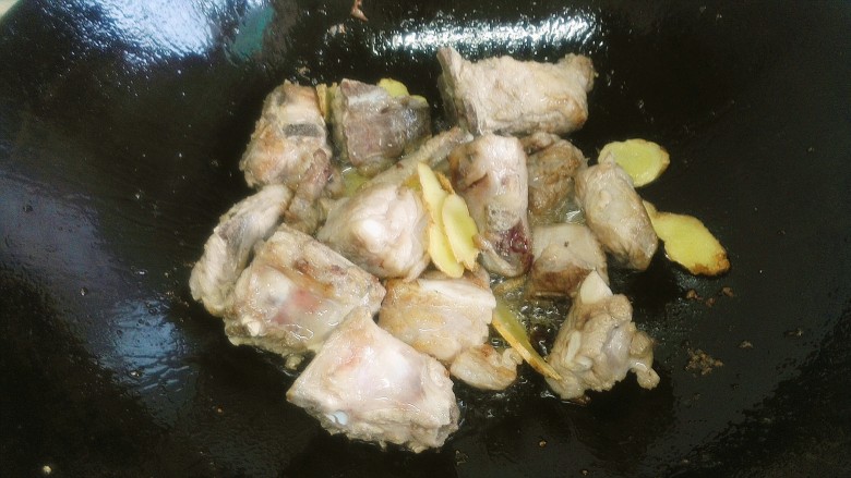 酱骨头,骨头除完水后,锅中放油,将骨头与姜放入其中炒成带有金黄时,加入南德调味料一勺、花椒辣椒若干、八角两个、蚝油、草菇老抽一大勺,加入少许开水中火慢烧1.5小时,烧的时候水快干时再加水,水不要多,一次少加一点,直至烧熟