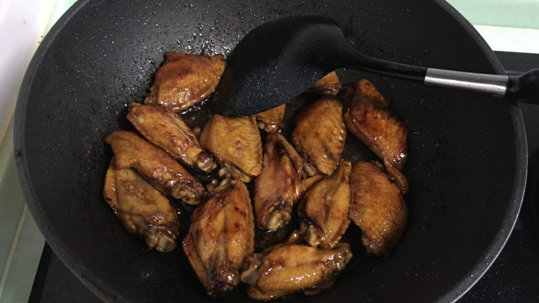 红烧翅中,然后加入酱油,<a style='color:red;display:inline-block;' href='/shicai/ 718'>料酒</a>,炒均匀。