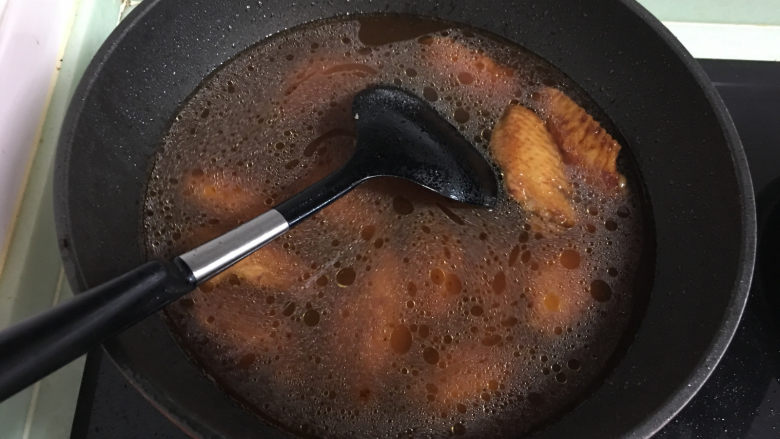 红烧翅中,锅中加入煮翅中的开水,水量没过翅中就可以。