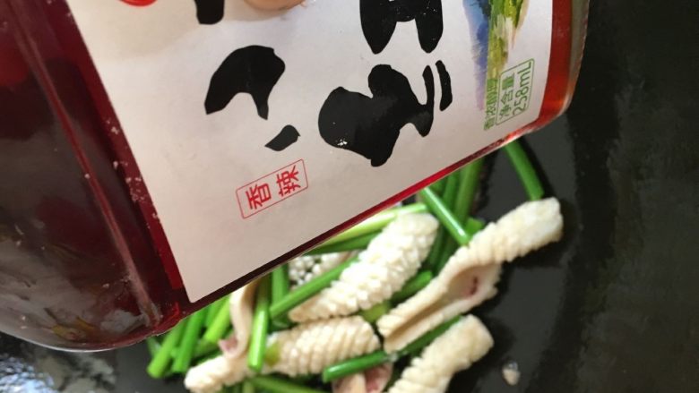 蒜薹鱿鱼卷:荤素搭配营养好,倒入适量的辣椒油