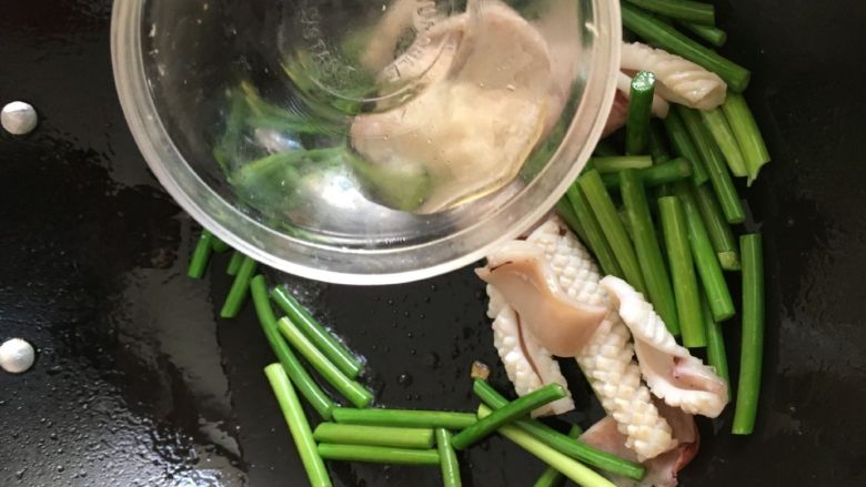 蒜薹鱿鱼卷:荤素搭配营养好,倒少许料酒