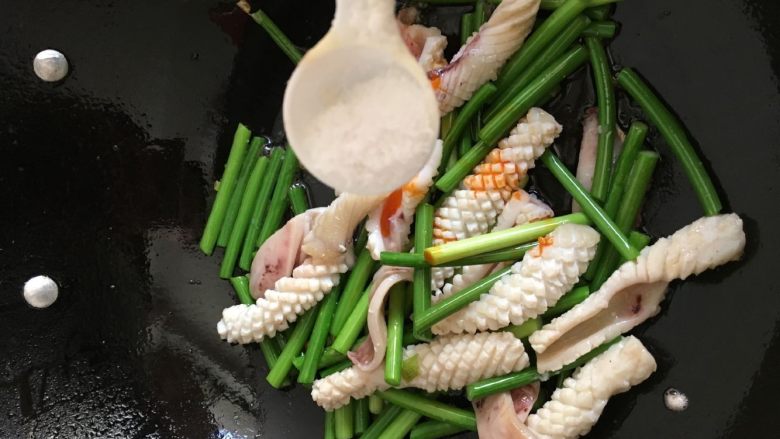 蒜薹鱿鱼卷:荤素搭配营养好,放一勺盐调味
