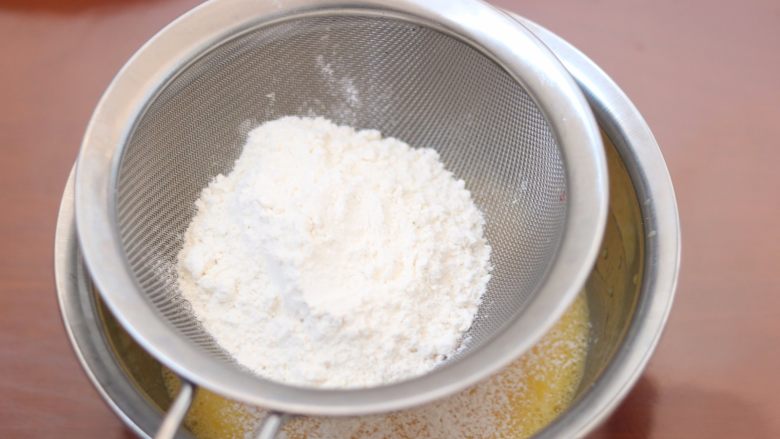 芭比娃娃蛋糕,5.筛入低筋面粉混合均匀备用