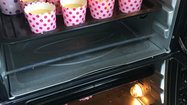 不回缩的纸杯蛋糕,小纸杯,震下;放入烤箱中,上下火,175度,25分钟;