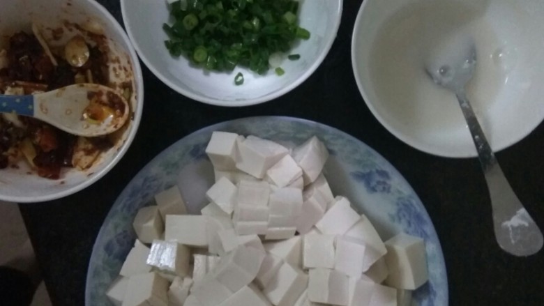 麻辣豆腐,由于比较简单，所以步骤也不多将<a style='color:red;display:inline-block;' href='/shicai/ 465'>豆腐</a>切小块，要轻，不然<a style='color:red;display:inline-block;' href='/shicai/ 465'>豆腐</a>会弄坏