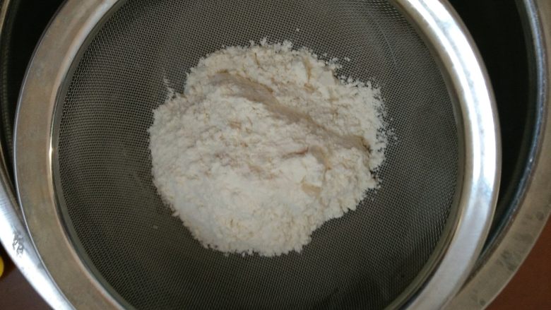 淡奶油纸杯小蛋糕,5.筛入低筋面粉