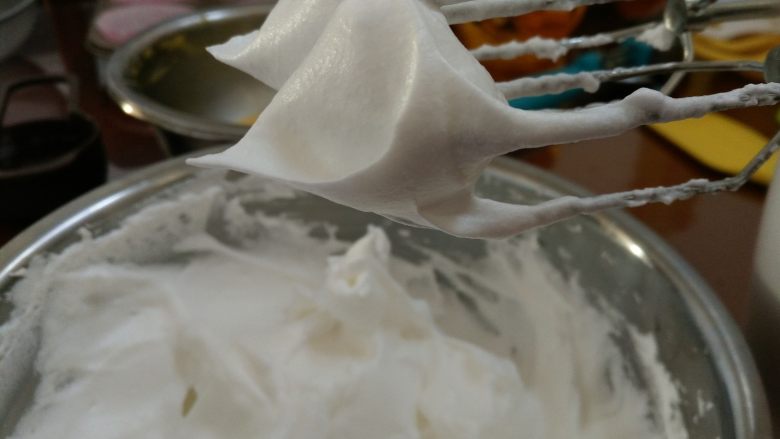 淡奶油纸杯小蛋糕,7.蛋白分三次加糖打发至硬性发泡(提起打蛋器有小尖角)