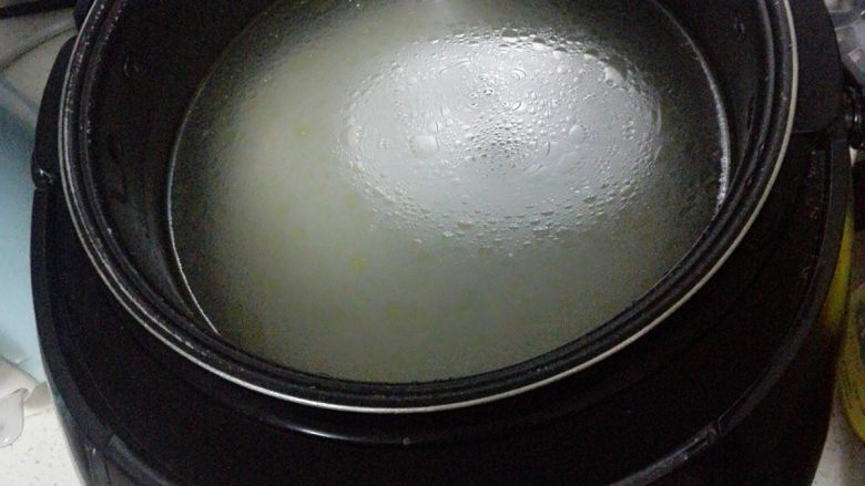 玉米胡萝卜香菇粥,电饭煲内加入适量清水,选择煮粥键