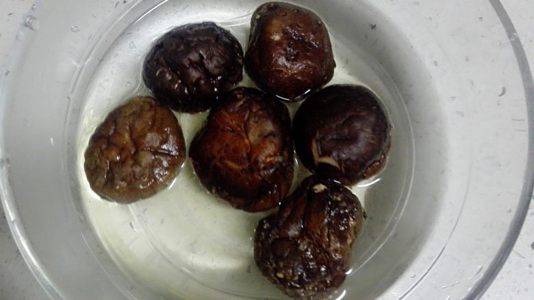 玉米胡萝卜香菇粥,此时将香菇用温水泡发