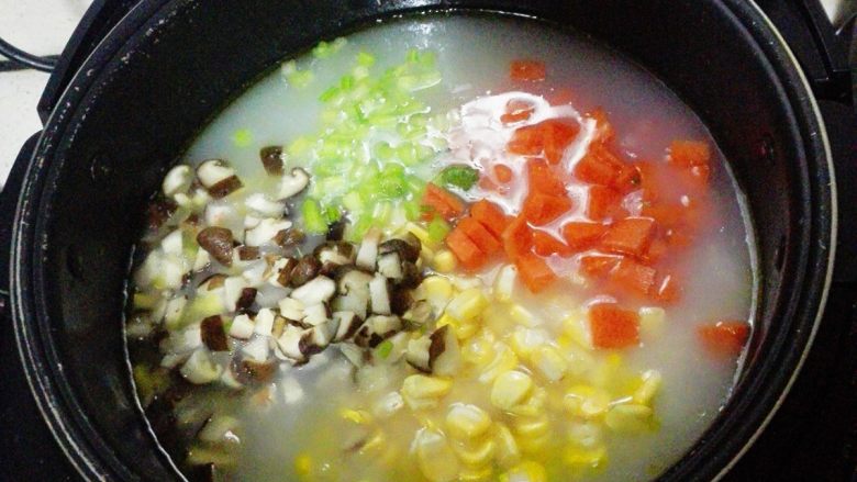 玉米胡萝卜香菇粥,放入煮好的粥内,再煮20分钟