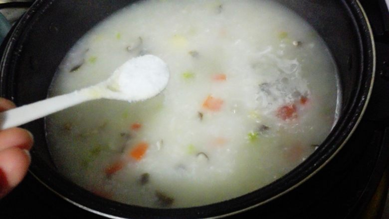 玉米胡萝卜香菇粥,煮好的粥内加入少许盐调味即可