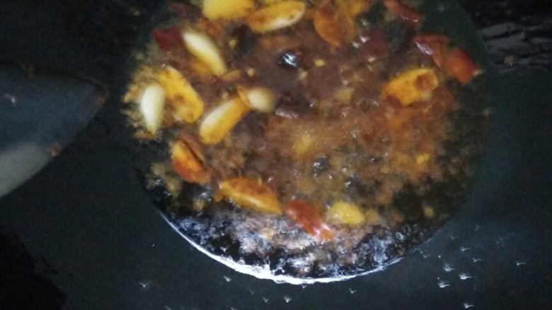 麻辣豆腐,开火，等油热后放入姜蒜<a style='color:red;display:inline-block;' href='/shicai/ 705'>豆瓣酱</a>辣椒酱<a style='color:red;display:inline-block;' href='/shicai/ 86474'>干辣椒</a>炒出香味，喜欢麻的可以放点<a style='color:red;display:inline-block;' href='/shicai/ 700'>花椒</a>哦，再放少许盐，盐会让豆腐不老，记得要放哦