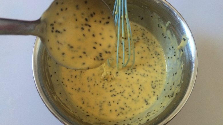 全麦黑芝麻蛋卷,加入适量的水,用勺子盛起来可以流下去的稠度就可以了