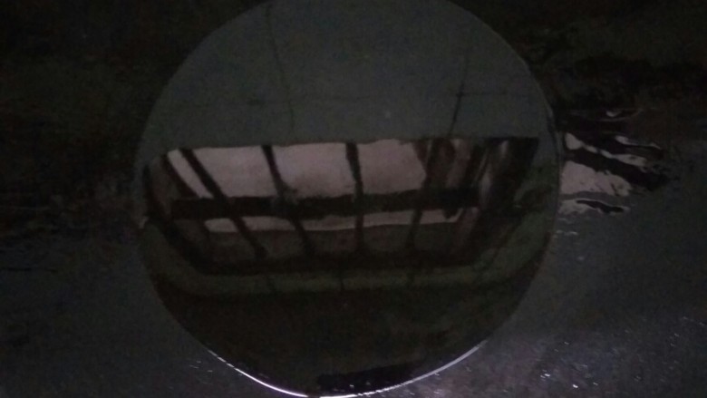 糖醋里脊,油开后小火放肉下去炸，炸至金黄捞出，一定要小火，不然手忙脚乱会糊