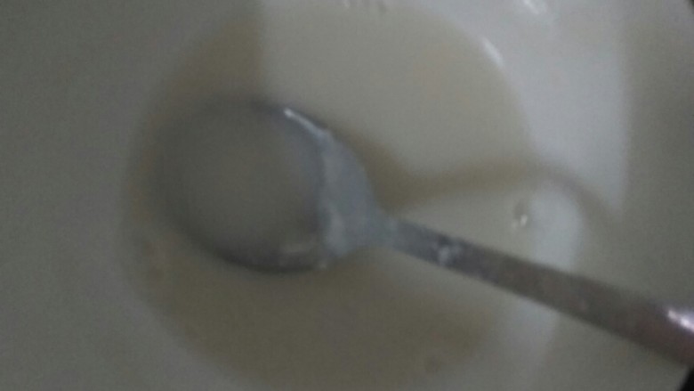 糖醋里脊,由于有点忙，忘了拍几个步骤的图，只能简单说明，先将里脊切条，用酱油腌十多分钟入味，不要放太多（图为调好备用的芡）