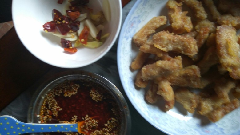 糖醋里脊,然后调好糊，用红薯粉加面粉调制，不能太清，慢慢加面粉，加到不怎么流动就可以了（图中辣椒也是自制的，吼，此图与教程无关）